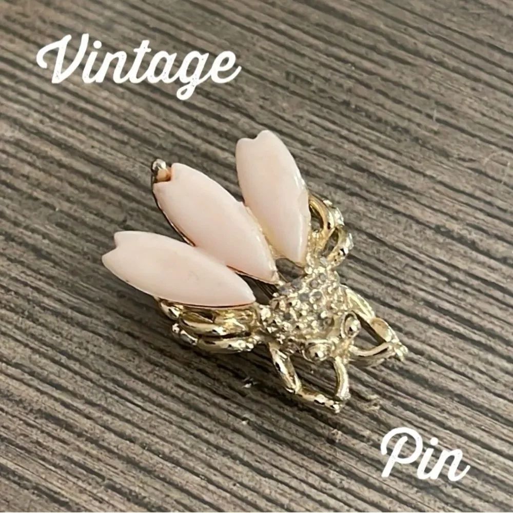VINTAGE SMALL PINK LUCITE FLY  BUG  PIN BROOCH